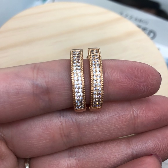 🌟 Gold Hoop Earrings - Picture 3 of 5